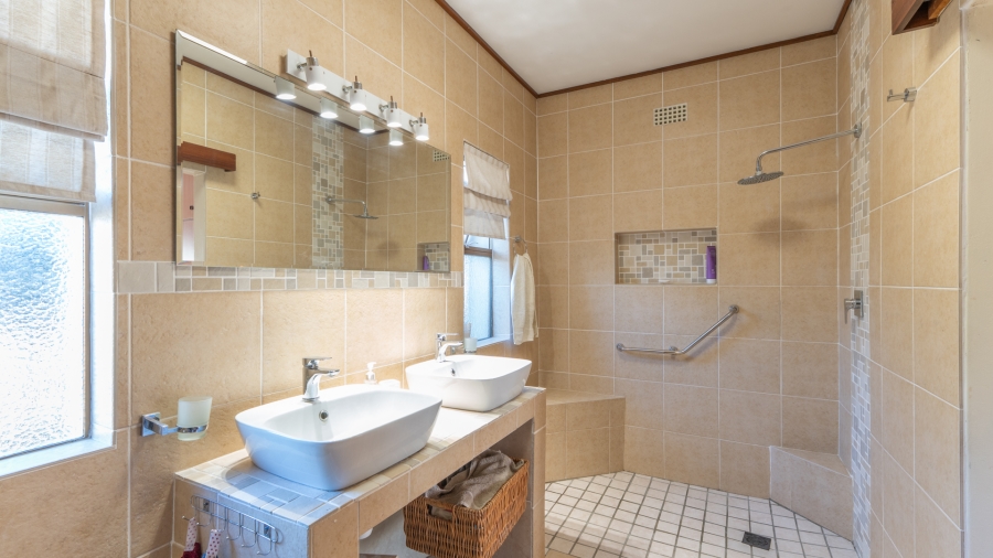 5 Bedroom Property for Sale in Amandelrug Western Cape